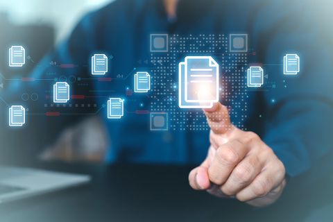 Foto: Finger zeigt auf Dokument-Icon