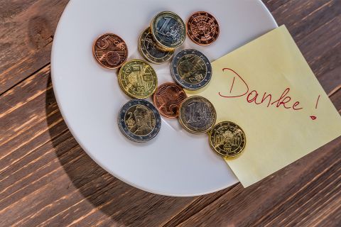 Foto: Teller mit Münzen